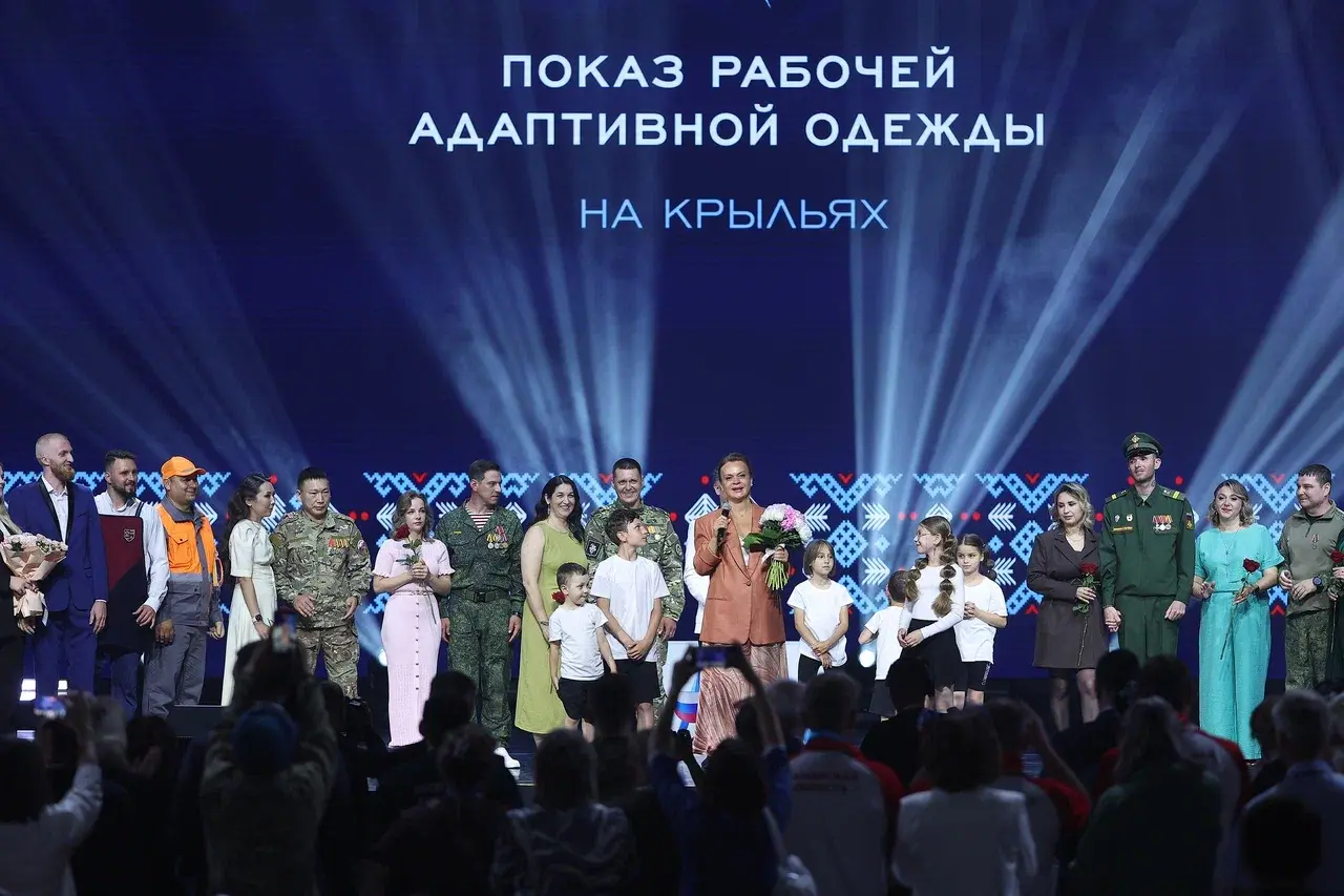 Общая фотография участников показа адаптивной одежды